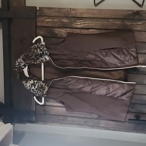 BEAUTIFUL!! Copper color vest with removable cheetah collar